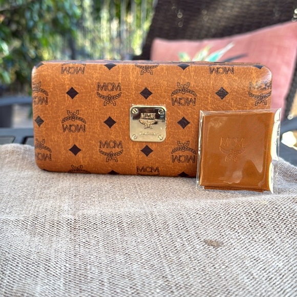 MCM 682S Cat Eye Sunglasses – Rose/Honey Pink – Designer Luxury Eyewear - Picture 10 of 15